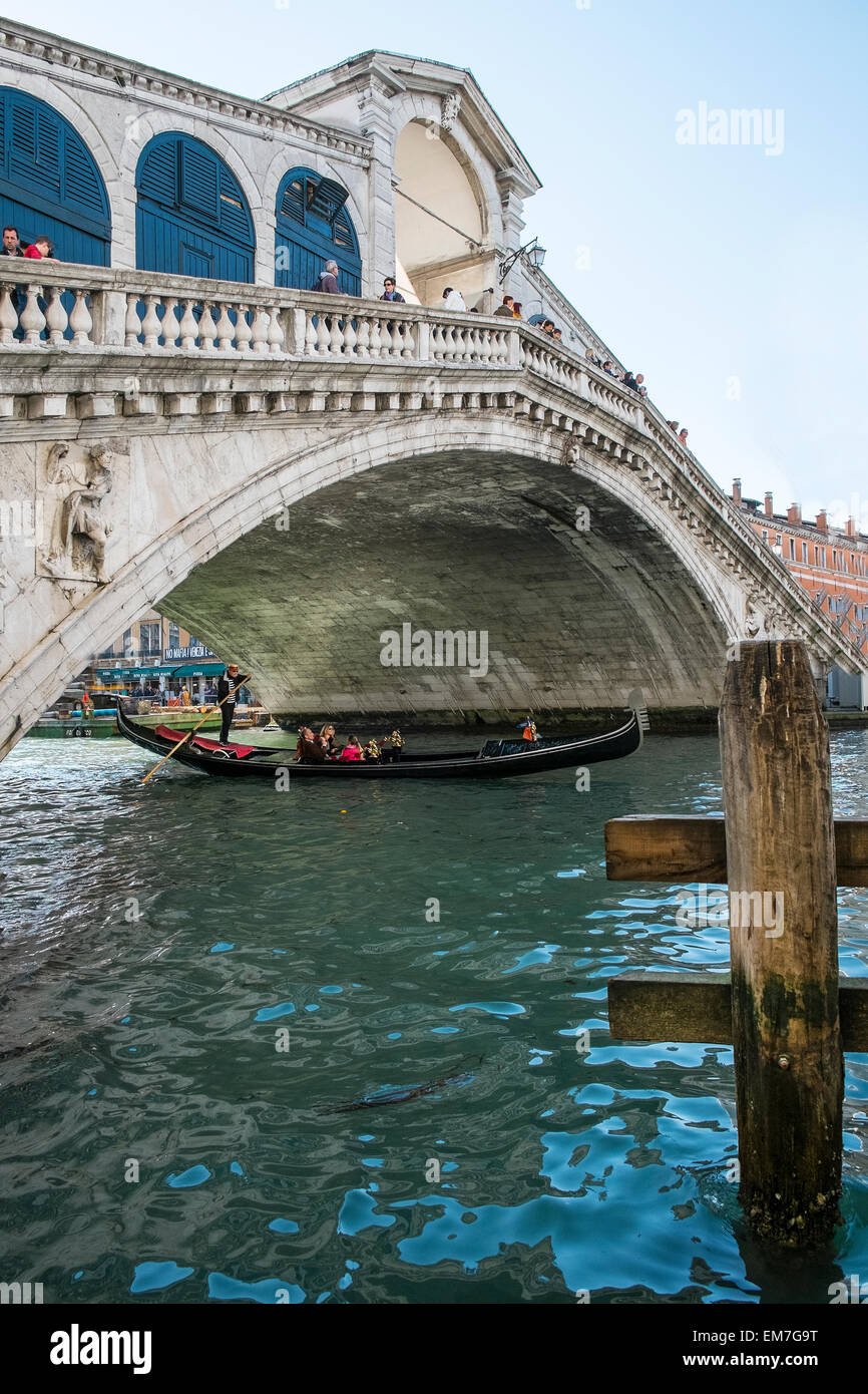 Un tradizionale gondola sotto il ponte di Rialto di Venezia Foto Stock