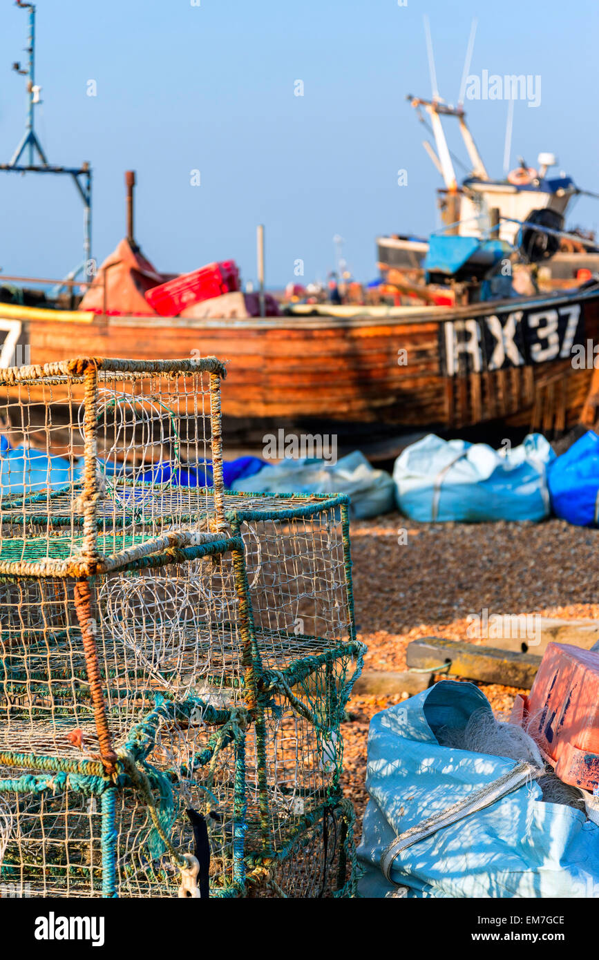 Barche da pesca e le attrezzature sulla spiaggia di Hastings paesaggio di sunrise Foto Stock