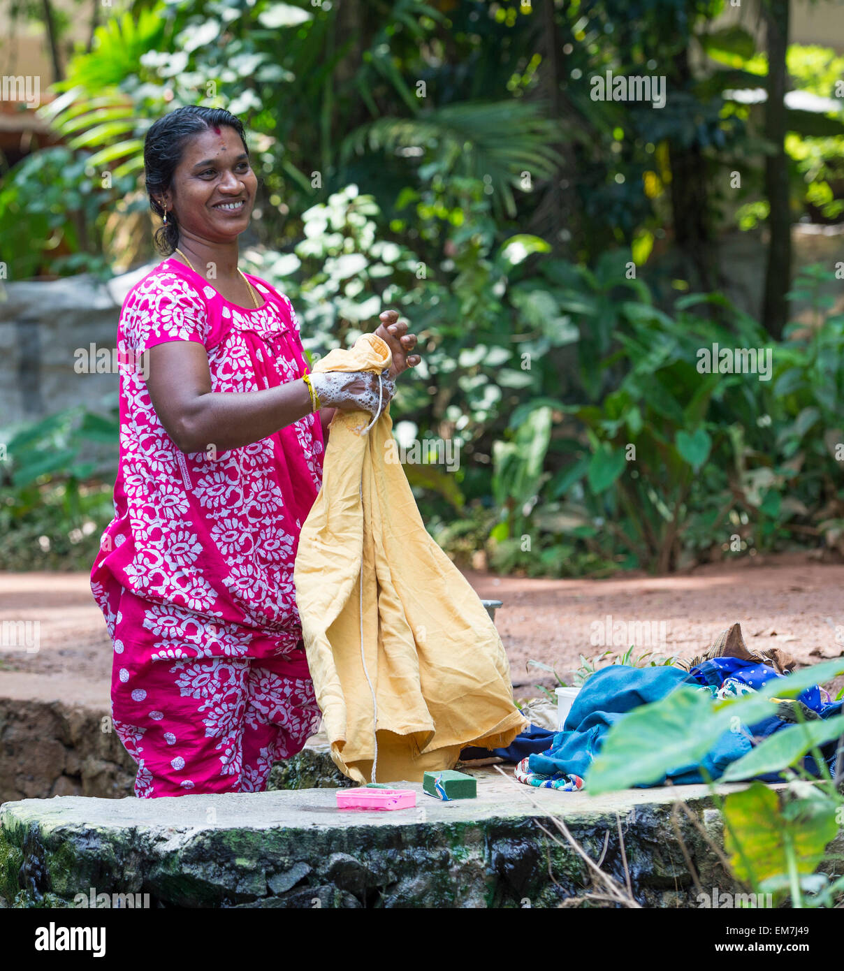 Donna sorridente in Alappuzha, Kerala, India Foto Stock