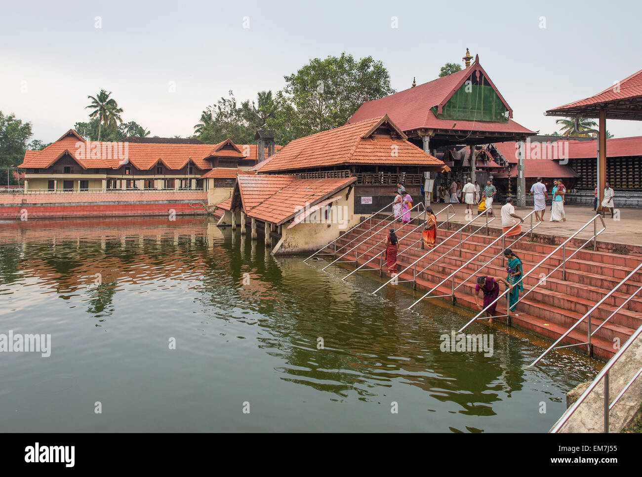 Tempio stagno nell'area del tempio, Ambalapuzha, Kerala, India Foto Stock