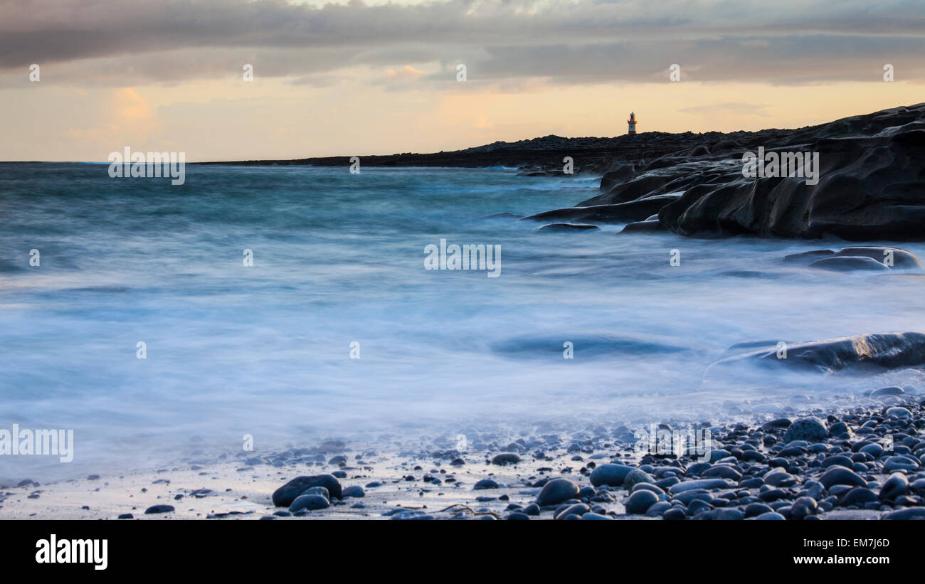 Faro da costa, alta marea, Inis Oirr, Isole Aran, Irlanda Foto Stock