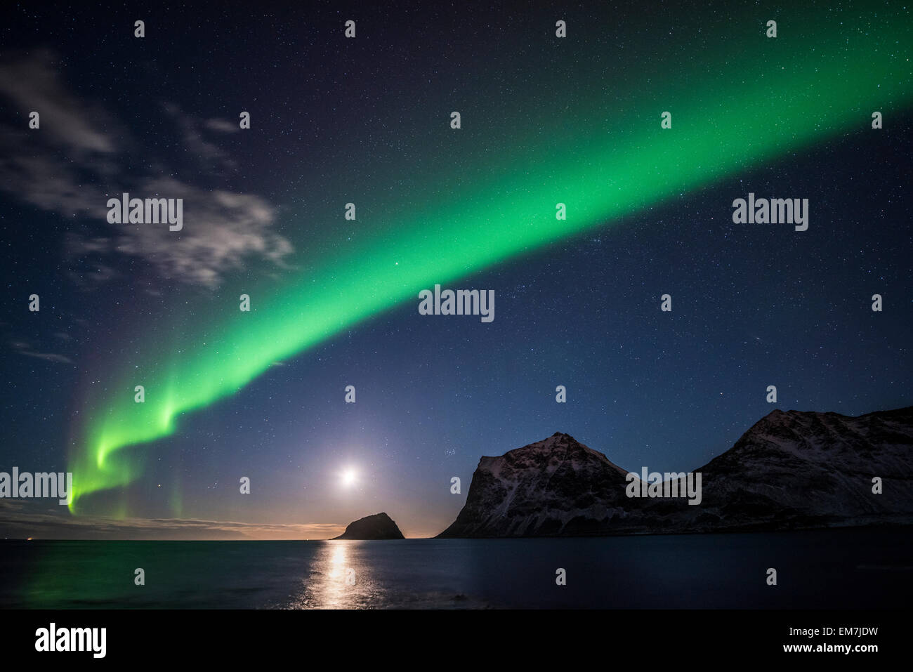 Luci del nord, moonlight spiaggia di Haukland, Lofoten, Norvegia Foto Stock
