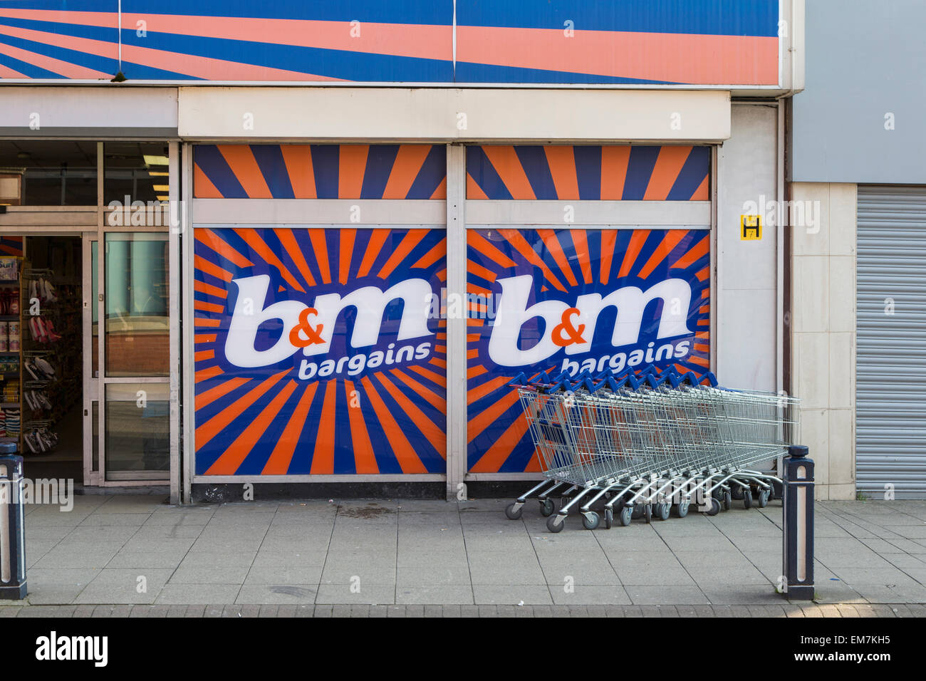 B e M B&M Bargain store, Ashton-under-Lyne, Lancashire, Regno Unito Foto Stock