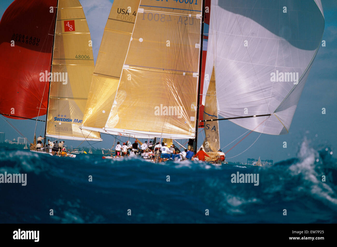 Florida, Miami, breve Ocean Racing Championship (Sorc), mari di grandi dimensioni con molte barche voce lontano, rosso e oro vele Foto Stock