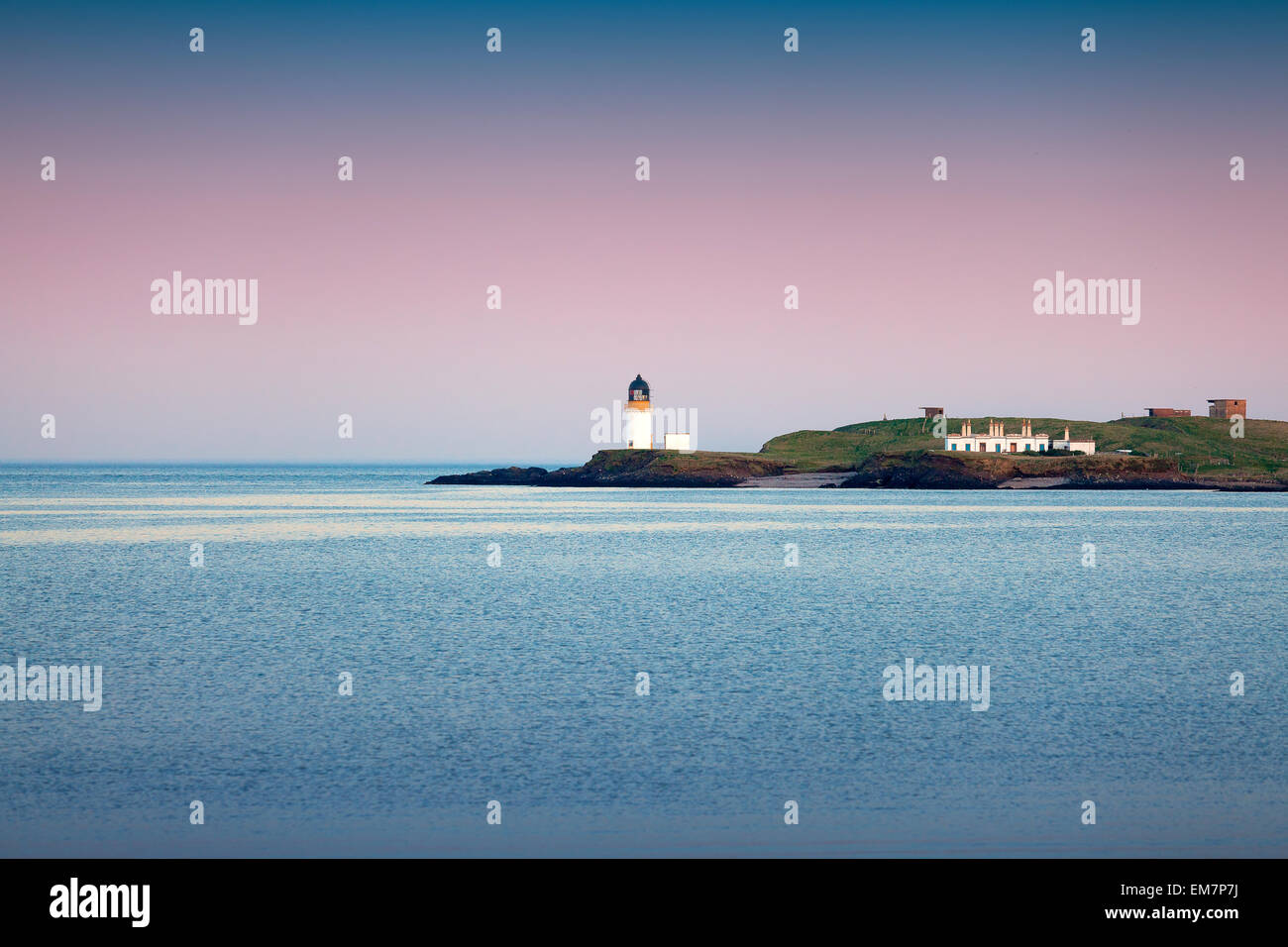 Isola di Lewis, Scozia : tramonto colorato a Arnish Point Lighthouse Foto Stock