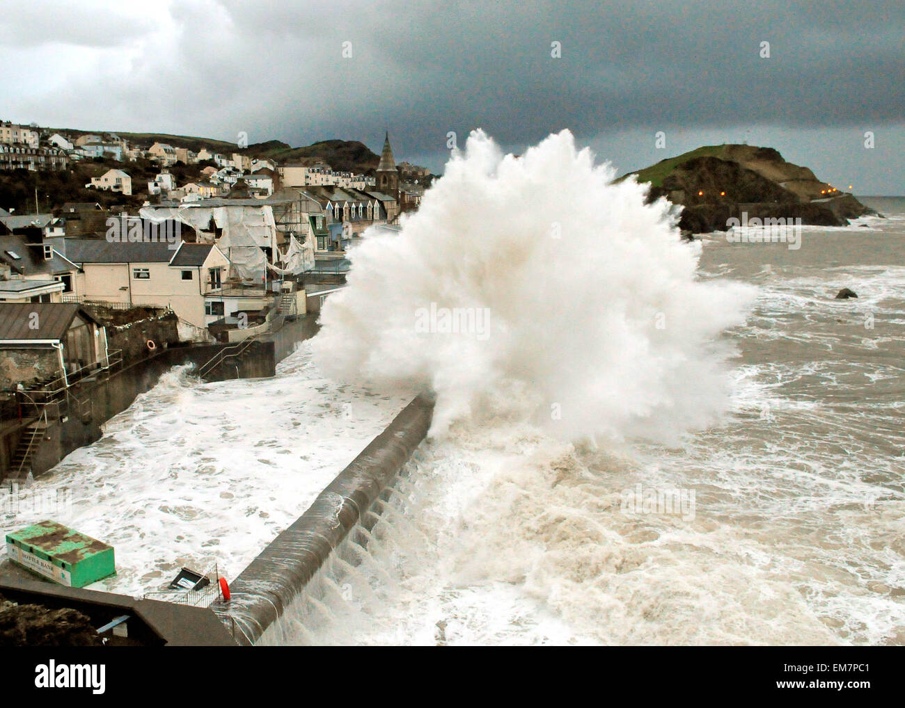 Imponente tempesta onde infrangersi sulla spiaggia Cheyne recinzioni di marea e sugli edifici sulla banchina in Ilfracombe Devon Foto Stock