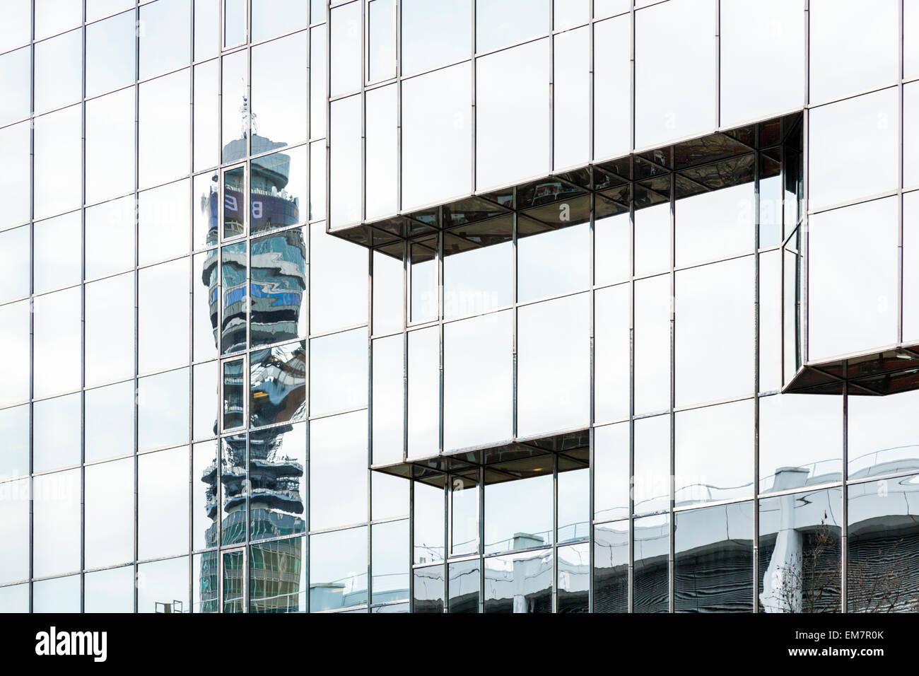 Architettura moderna: la riflessione del BT Tower sulla parte esterna di una parete di vetro edificio per uffici a Londra, Inghilterra, Regno Unito Foto Stock
