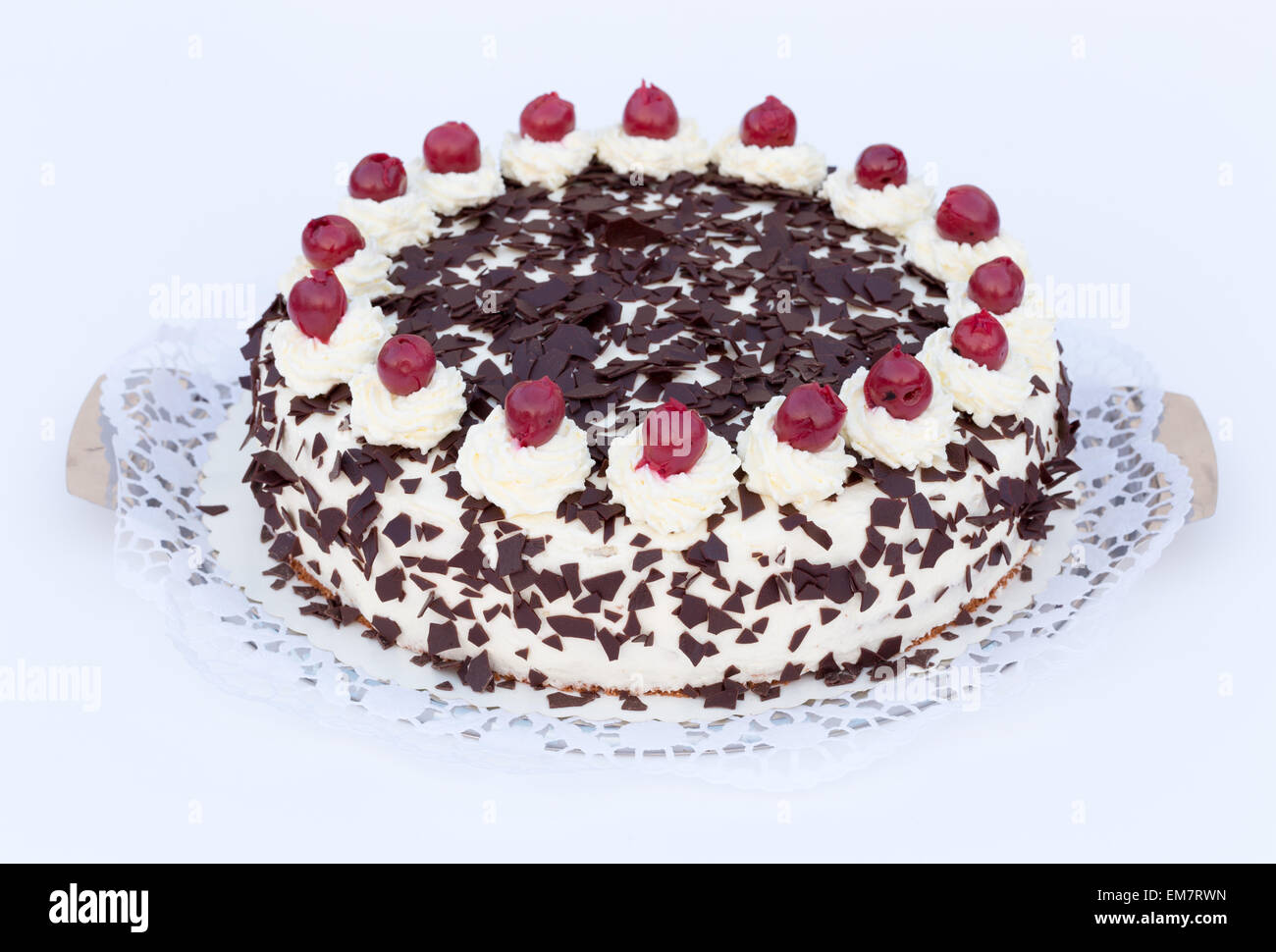 Torta della Foresta nera su sfondo bianco. Foto Stock