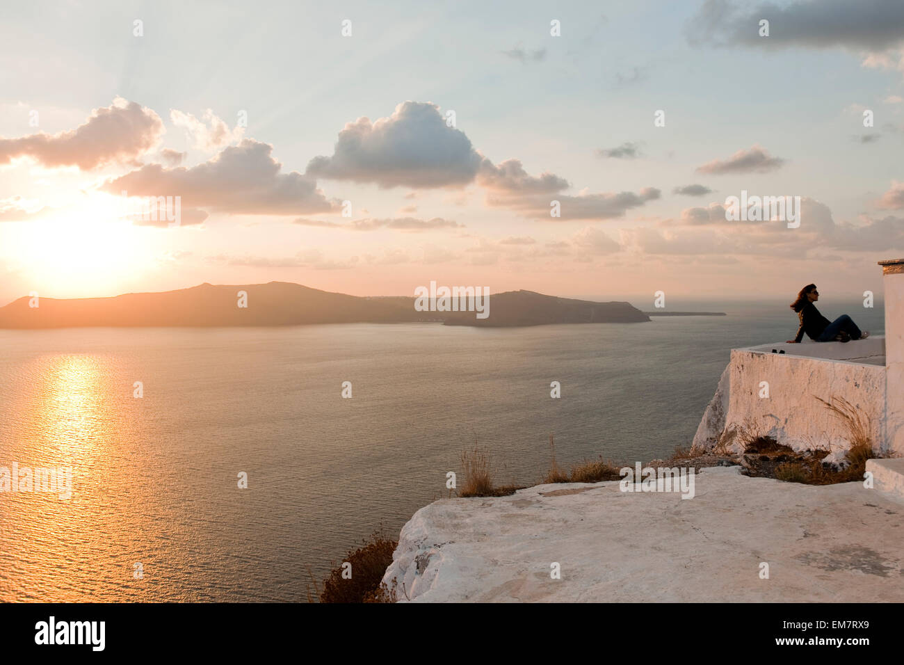 Griechenland, Kykladen, Santorini, Imerovigli, Theoskepasti-Kirche am Skaros-Felsen, im Hintergrund die Vulkaninsel Nea Kameni Foto Stock