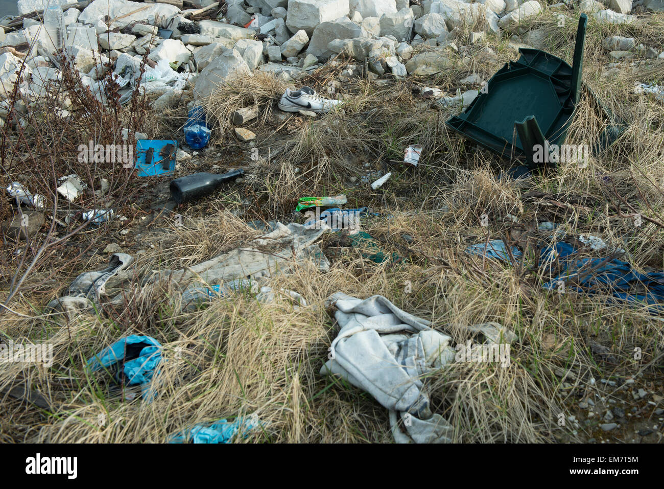 Rifiuti abbandonati in un campo Foto Stock