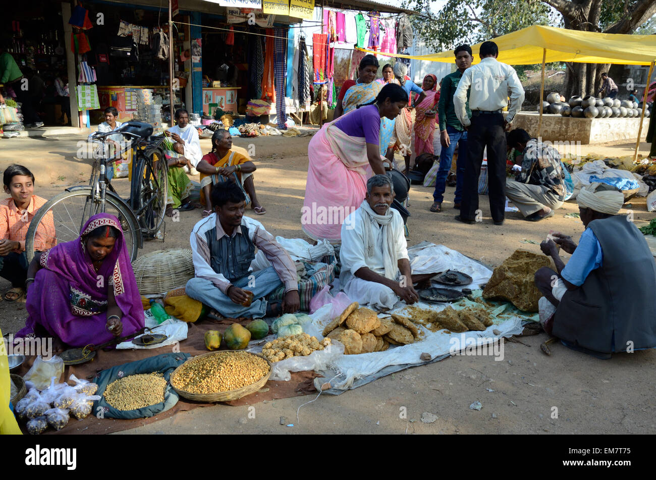 Popolo Indiano la vendita di zucchero e zucchero di dischi in un mercato locale del Madhya Pradesh India Foto Stock