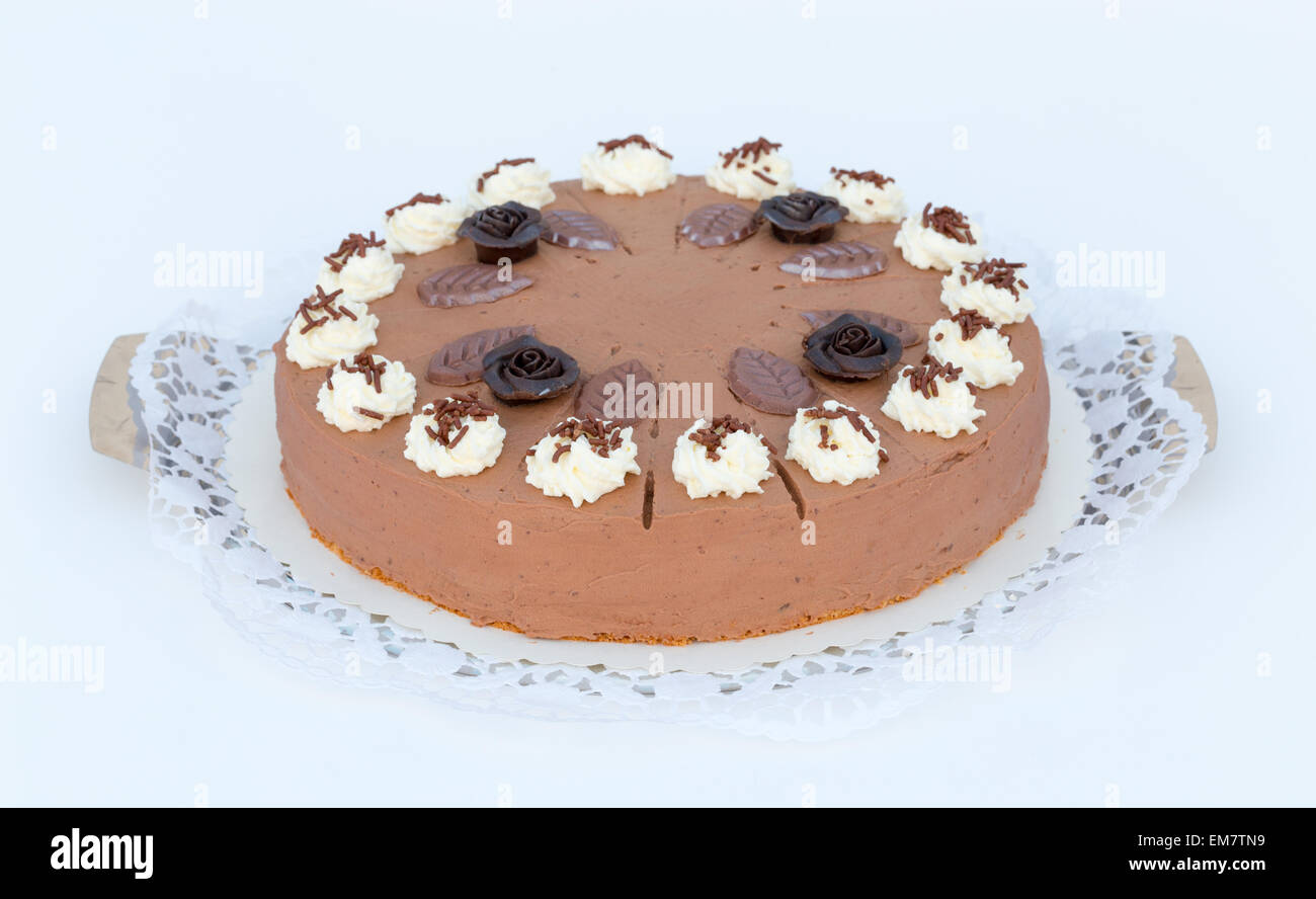 Crema di cioccolato torta su sfondo bianco con torta di pizzo. Foto Stock