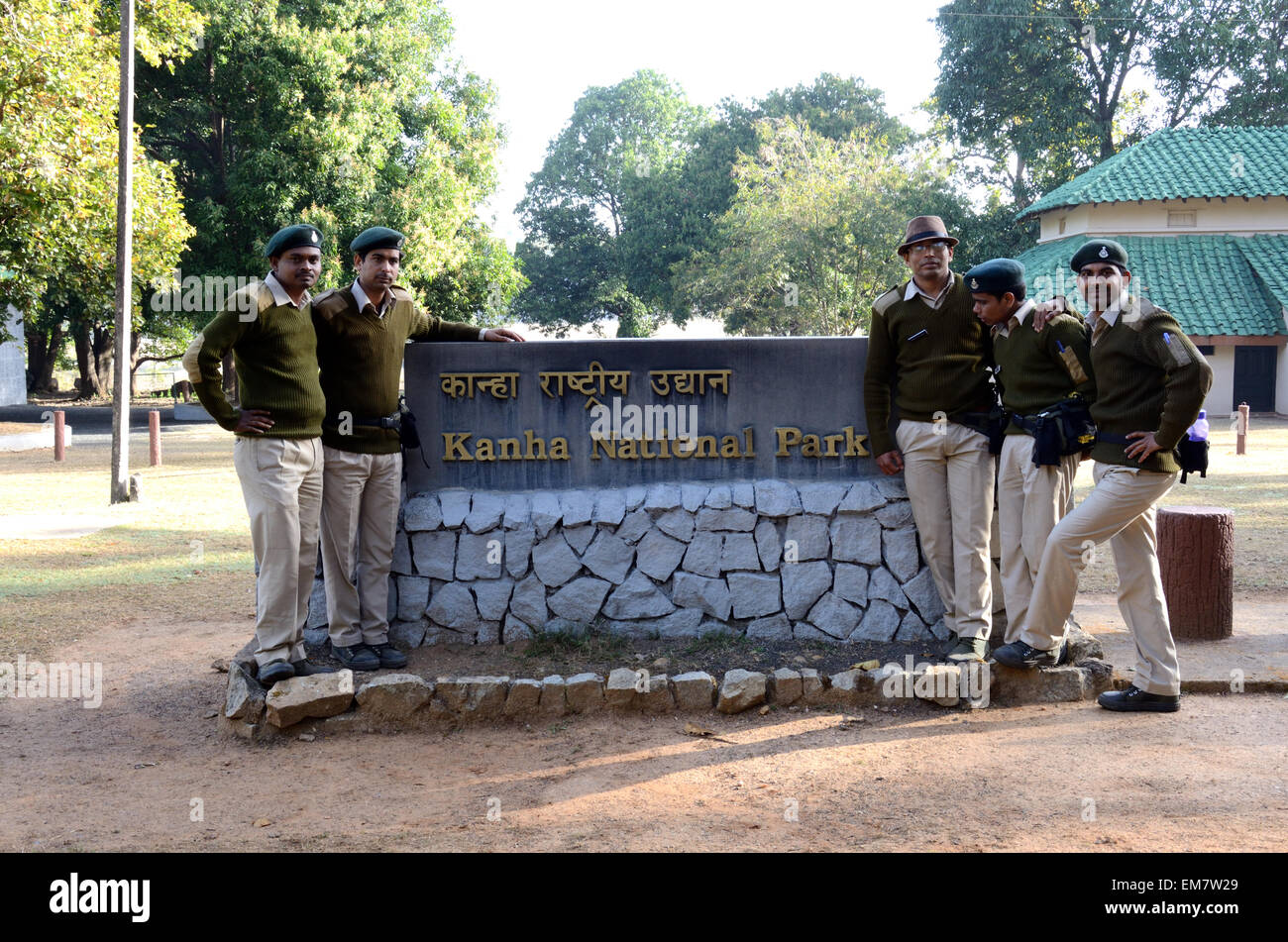 Gruppo dei rangers posano per una foto accanto al Kanha Parco Natrional Madhya Pradesh india Foto Stock