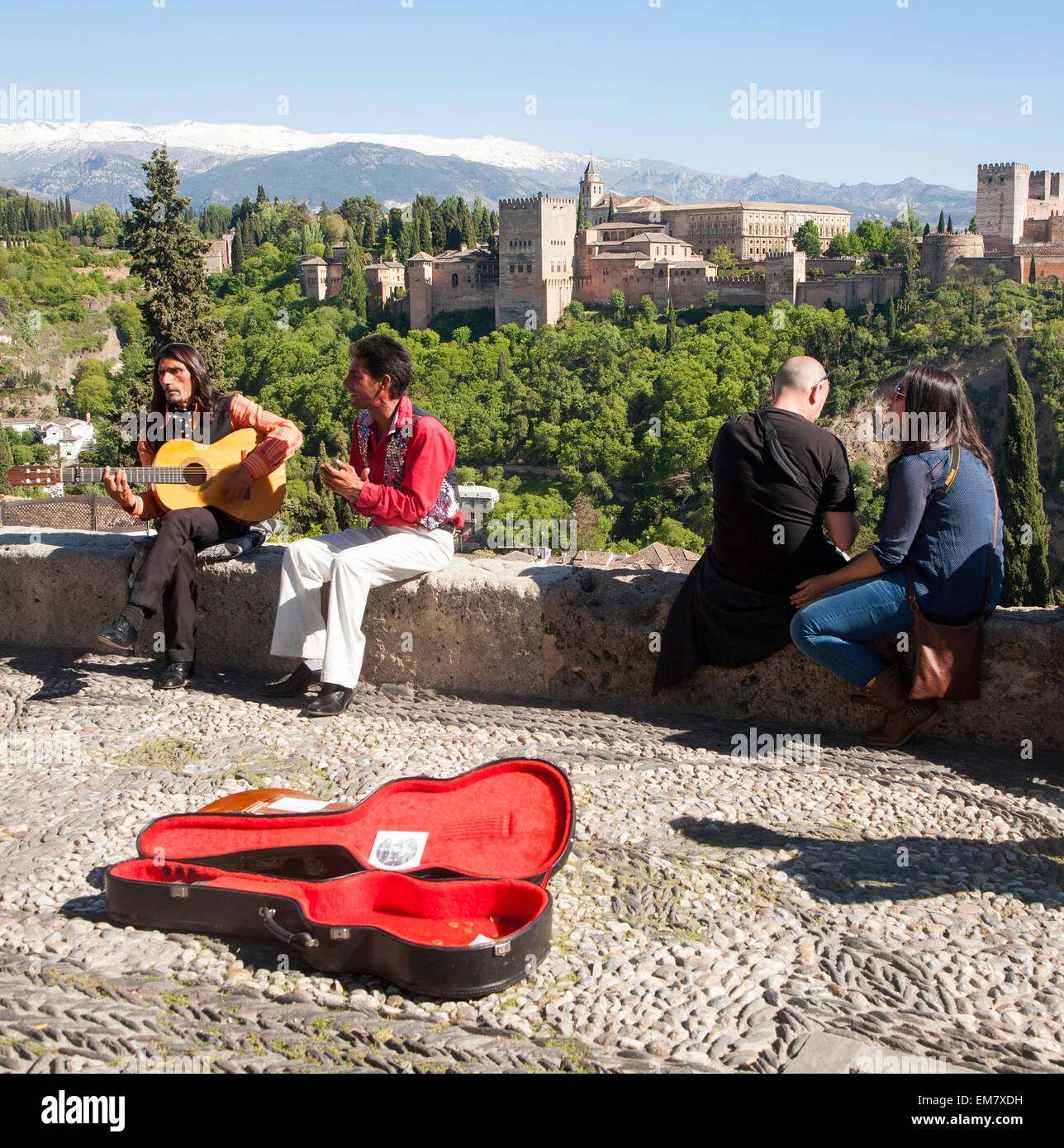 Flamenco musicisti suonano con uno sfondo di neve della Sierra Nevada e l'Alhambra di Granada, Spagna Foto Stock