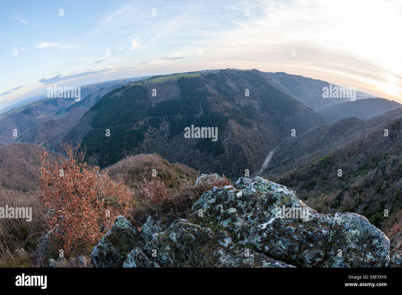 Vista della Valle Viaur nella regione Midi-Pyrenees in Francia al tramonto Foto Stock