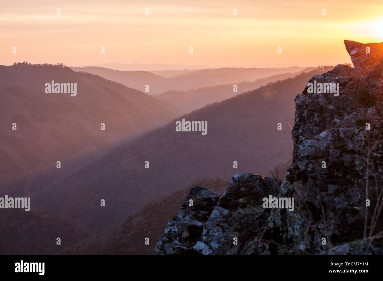 Vista della Valle Viaur nella regione Midi-Pyrenees in Francia al tramonto Foto Stock