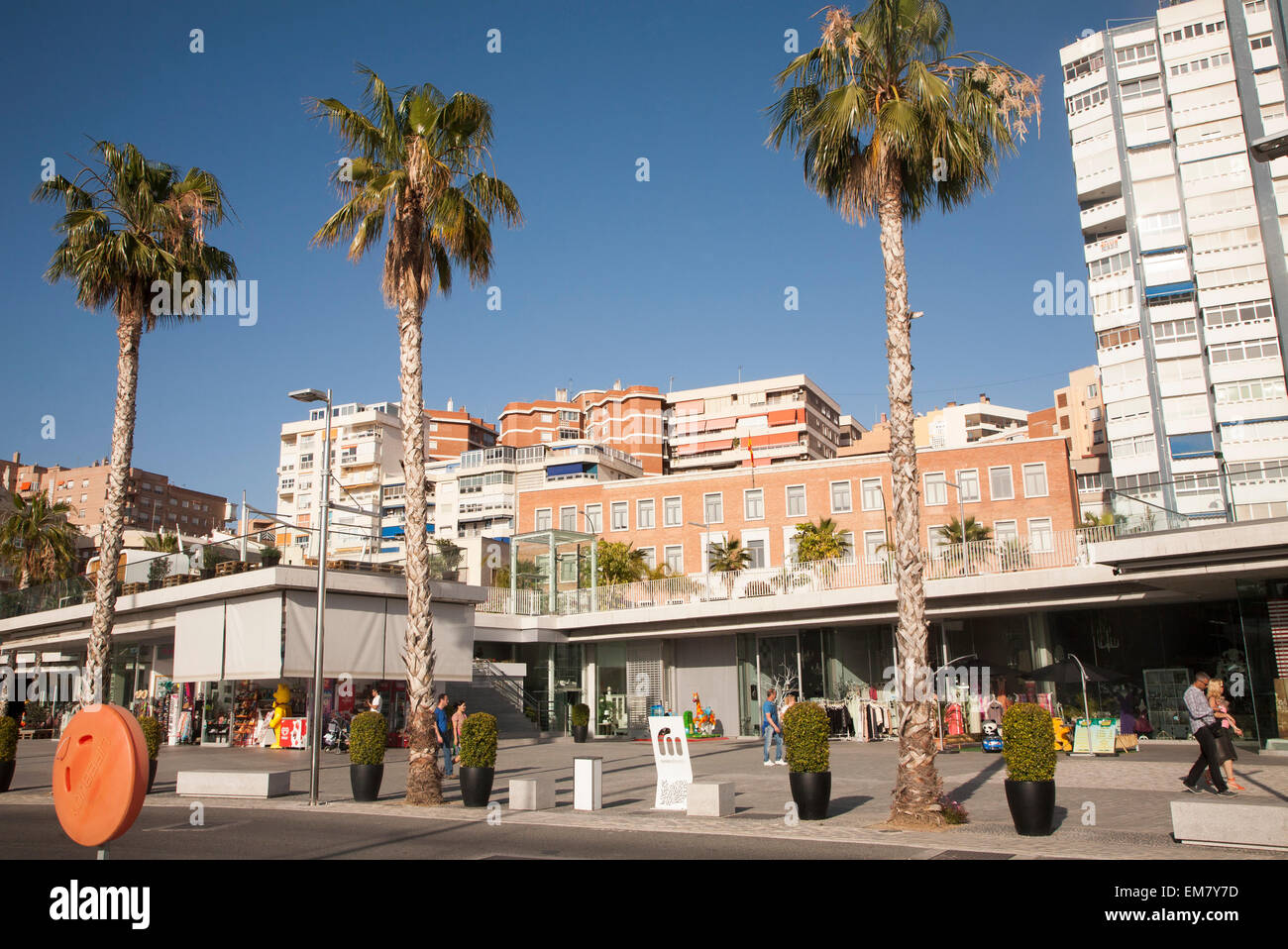 Persone che camminano nella recentemente risviluppata area del porto di bar e negozi Malaga, Spagna, Muelle dos, Palmeral de las Sorpresas Foto Stock