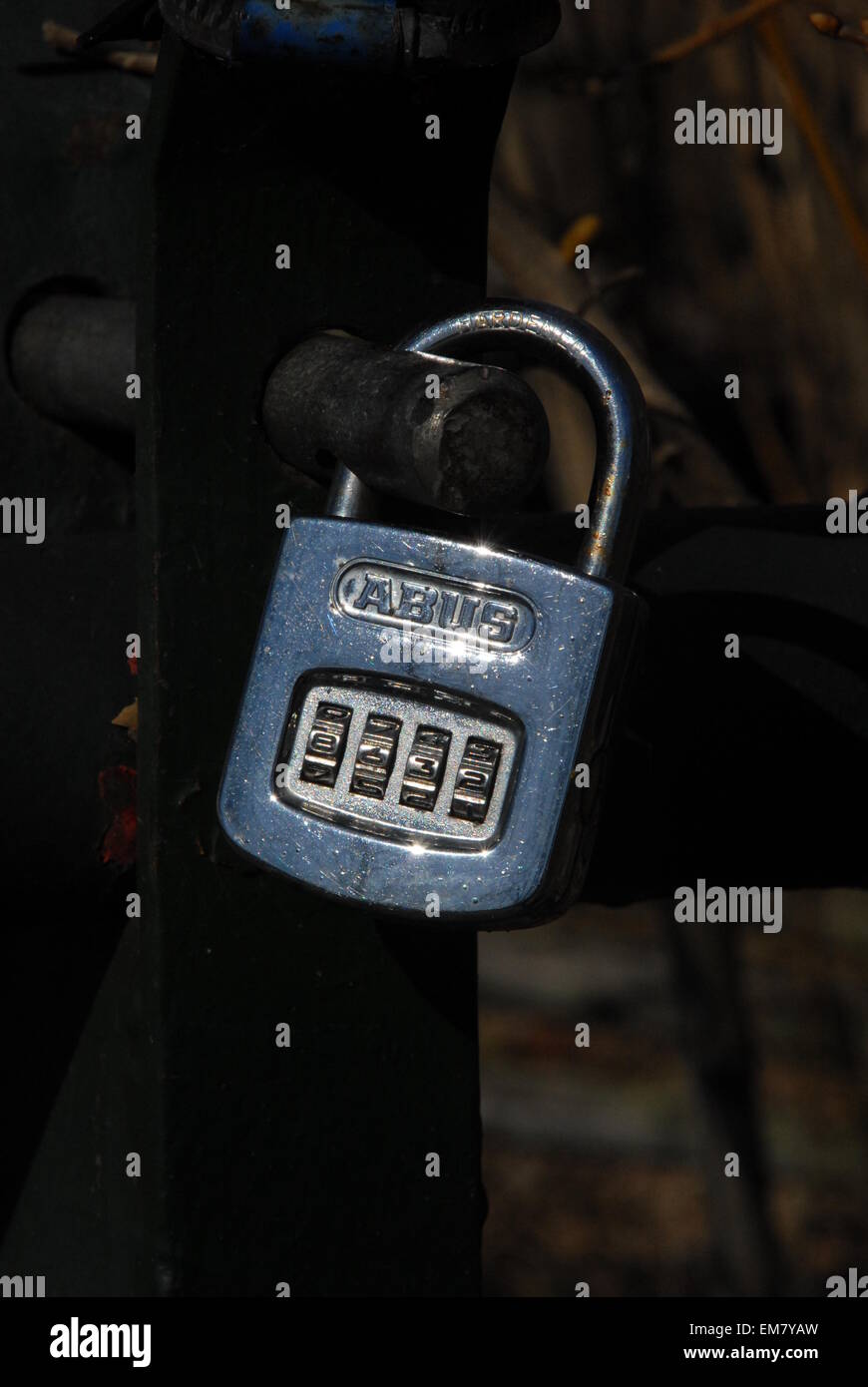 Lucido acciaio inossidabile bloccato lucchetto a combinazione (ABUS Tutti Meteo Chrome combinazione lucchetto). Foto Stock
