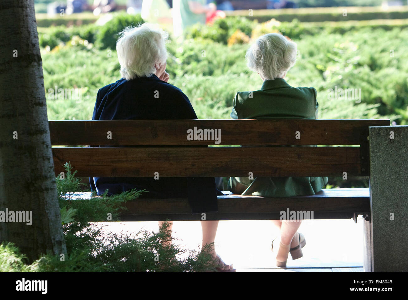 Vecchio donne su una panchina nel parco Yuzhen, Sofia, Bulgaria Foto Stock