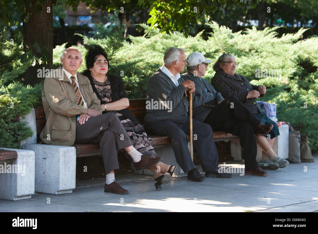 Anziani su una panchina nel parco Yuzhen, Sofia, Bulgaria Foto Stock