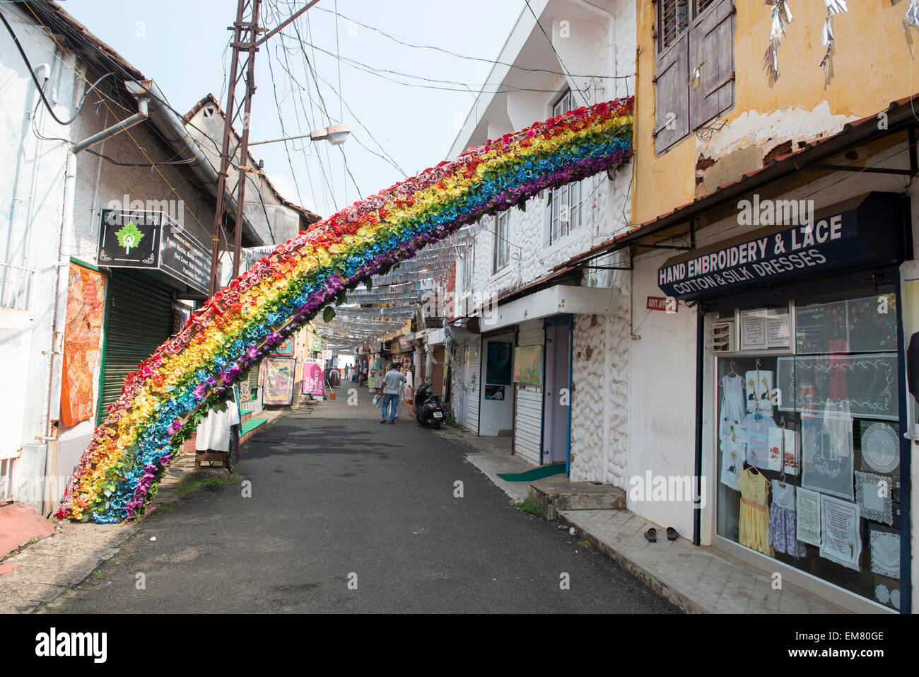 Un arcobaleno su una strada in città Giudeo, Fort Kochi, Kerala India Foto Stock