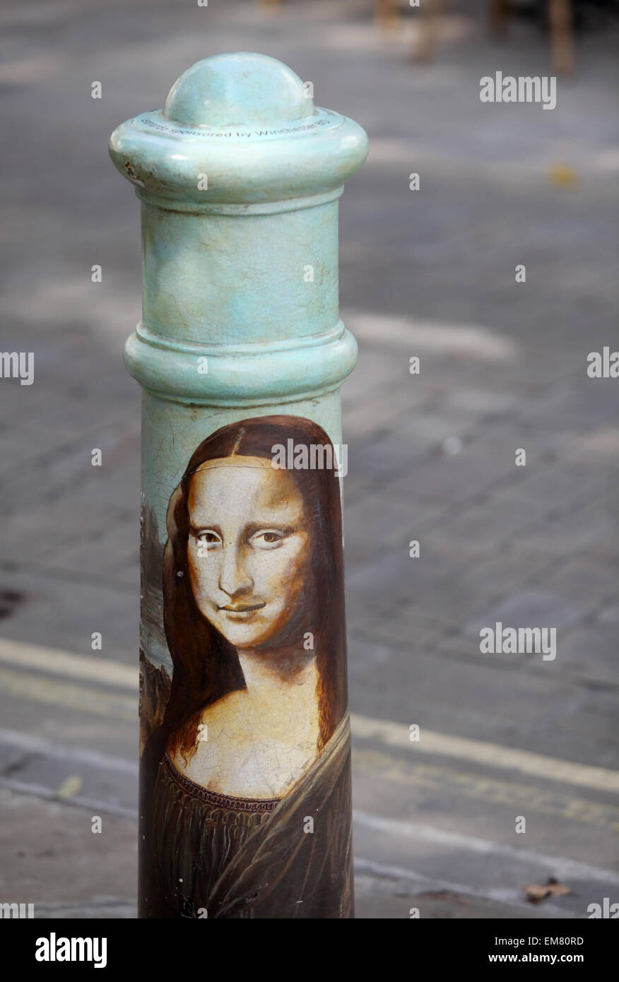 Mona Lisa dipinto su un bollard in piazza, Winchester finanziato da Winchester City Council Foto Stock