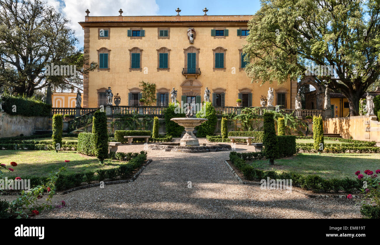 La facciata 17c di Villa la pietra, Firenze, Italia, famosa per i giardini barocchi all'italiana ricreati dalla famiglia Acton all'inizio del 20c Foto Stock