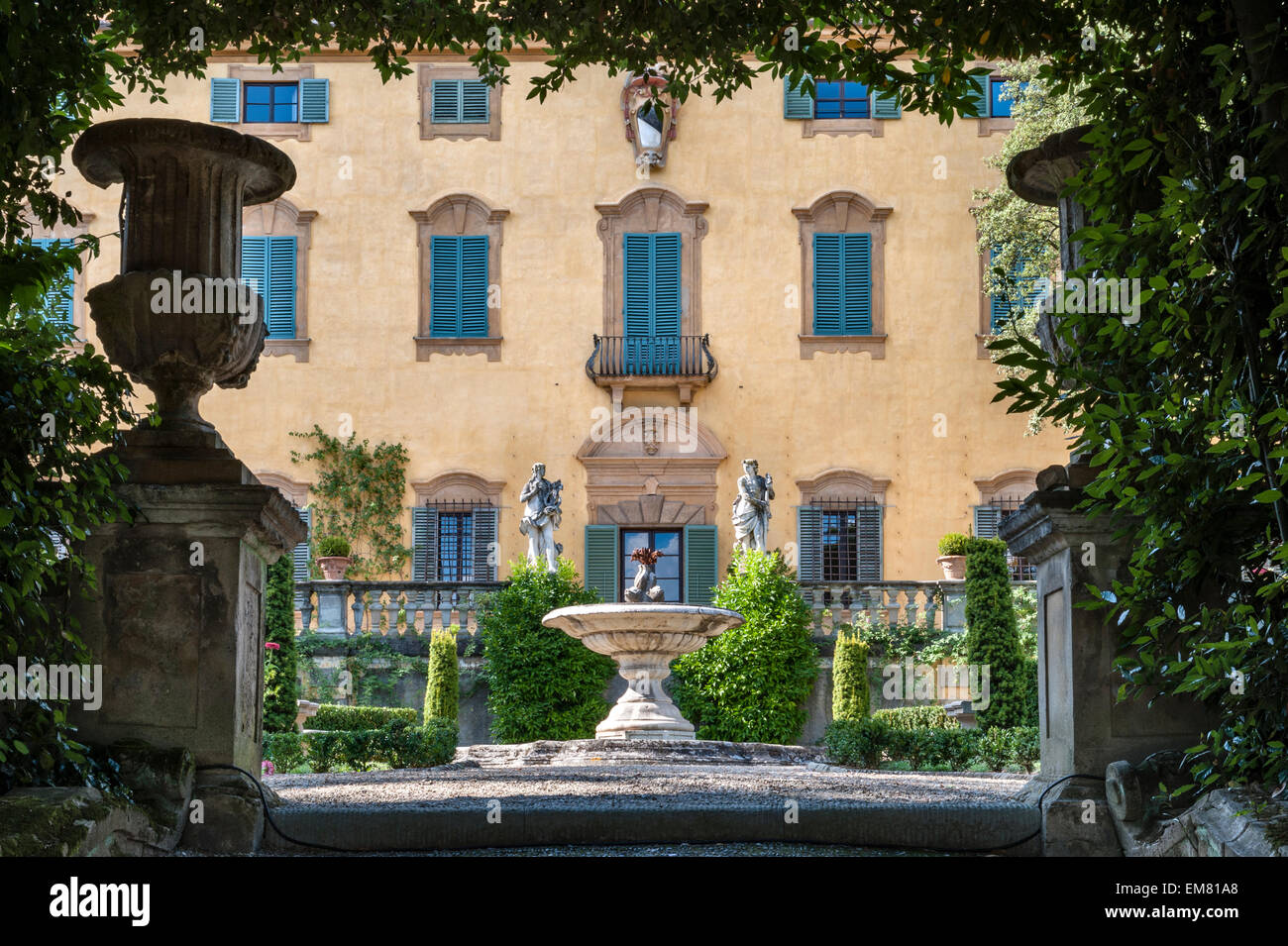 La facciata 17c di Villa la pietra, Firenze, Italia, famosa per i giardini barocchi all'italiana ricreati dalla famiglia Acton all'inizio del 20c Foto Stock