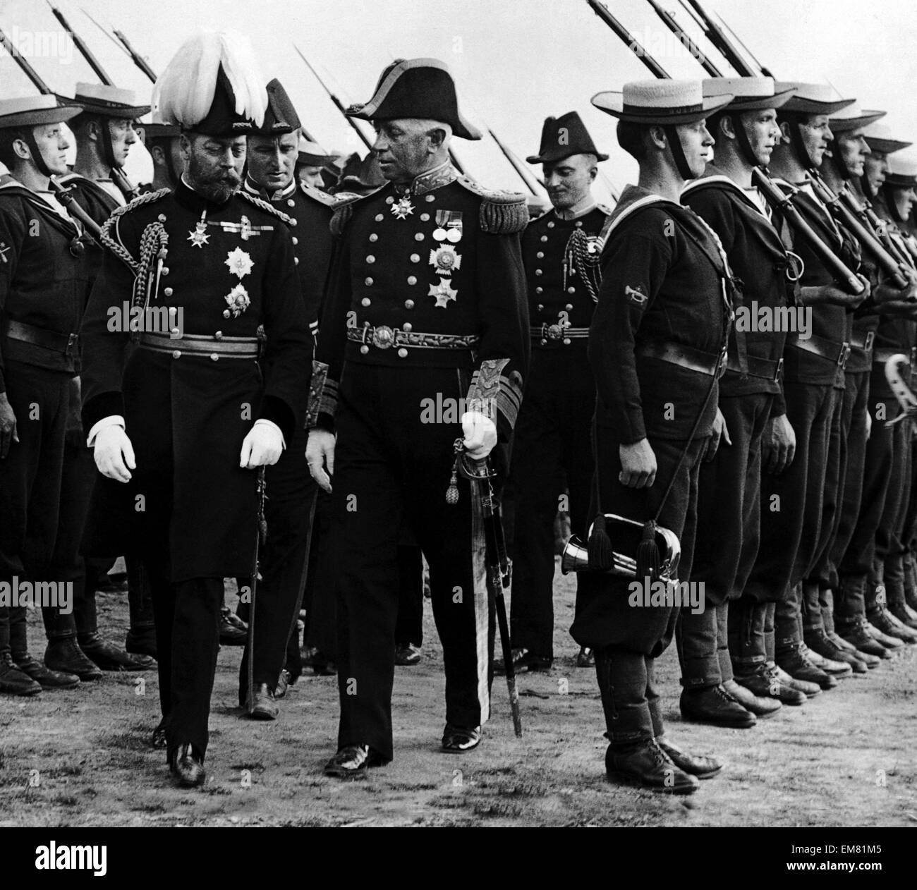 Re Giorgio V visto qui di ispezionare una guardia navale di onore durante una visita a Aberystwyth. Il royal party erano touring Galles dopo l' investitura del Principe di Galles, 17 Luglio 1911 Foto Stock