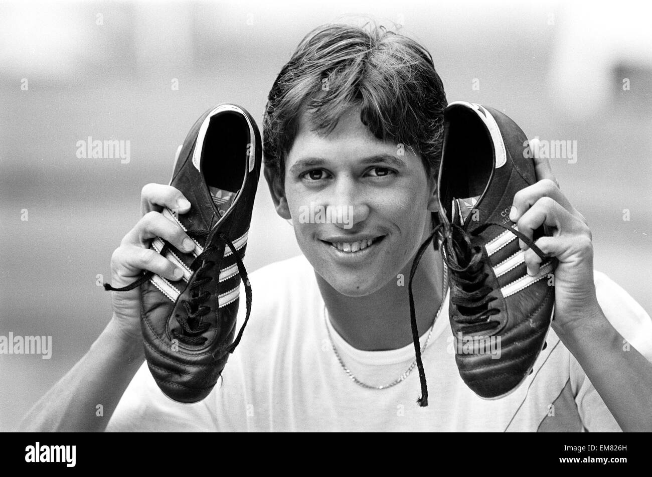 Calciatore inglese Gary Lineker mostra fuori i suoi stivali di ripresa presso la base del team a Monterrey in Messico prima del 1986 World Cup torneo. Maggio 1986. Foto Stock
