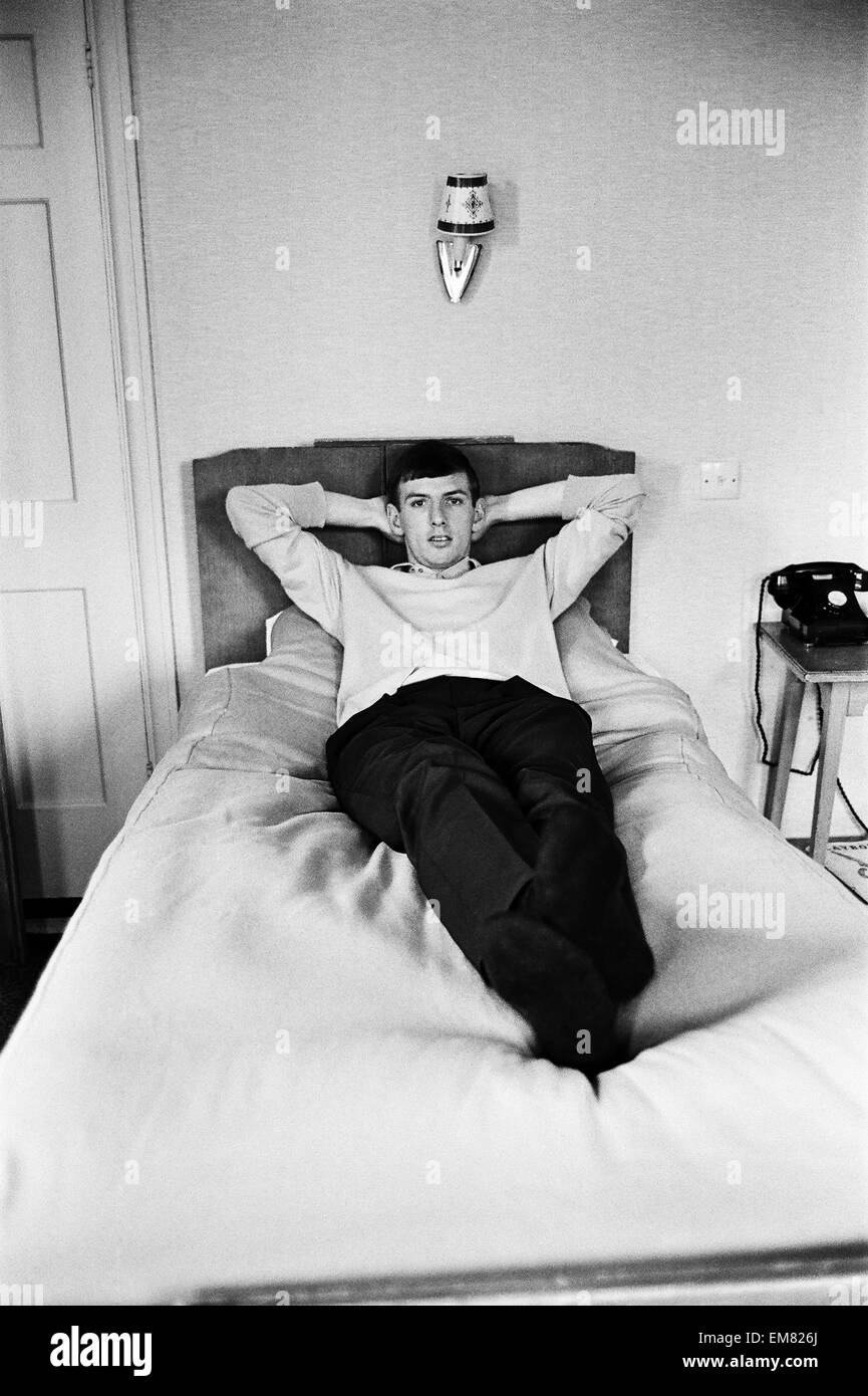 Calciatore inglese Martin Peters si rilassa sul letto nella sua camera presso il team hotel a Hendon durante il 1966 World Cup torneo. Il 10 luglio 1966. Foto Stock