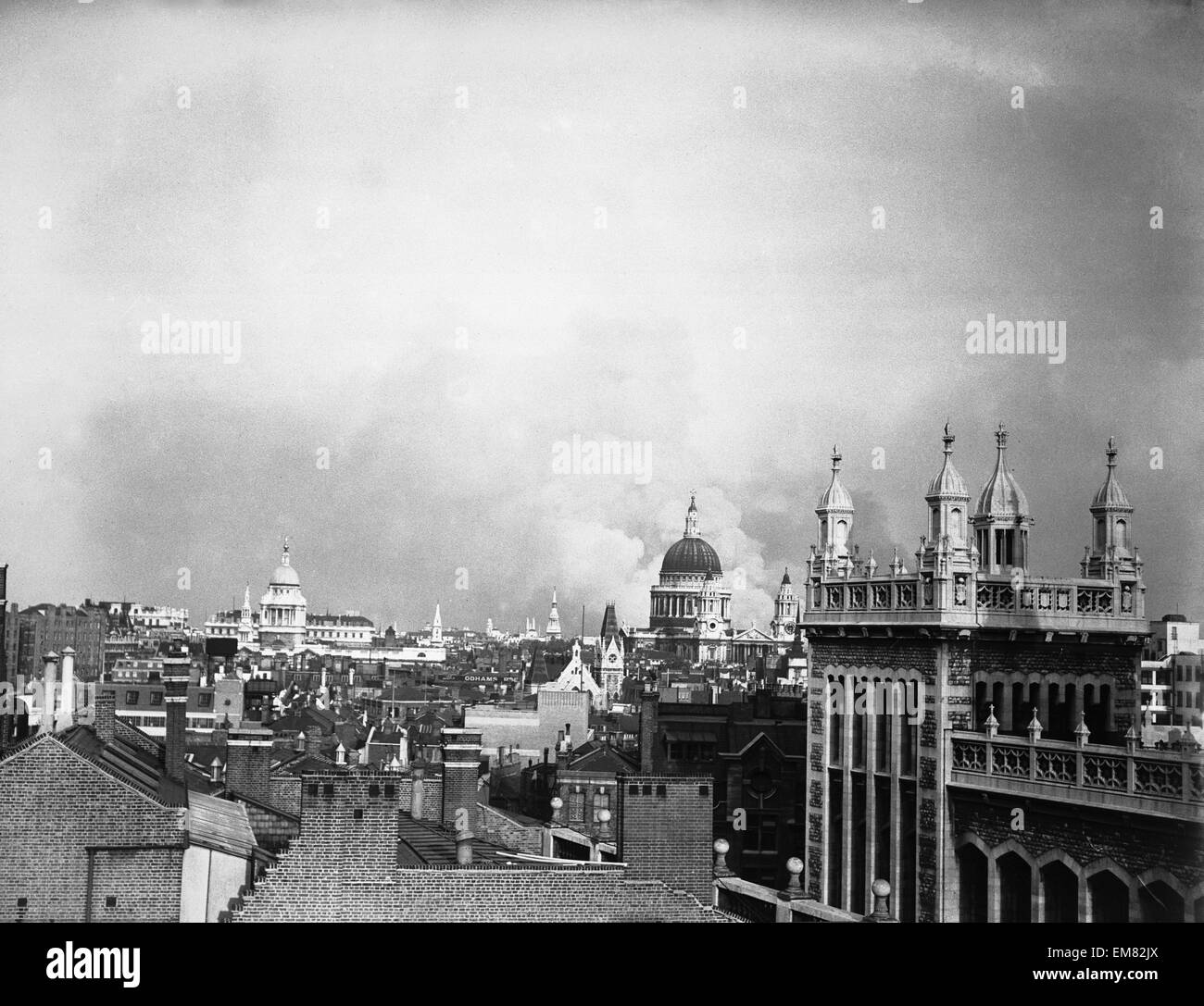 London Blitz Bomb danni 1940 WW2 fumo ascende da dietro la cupola della cattedrale di St Paul dopo la prima luce del giorno bombardamento dalla Luftwaffe (German Airforce) sul dock e la East End di Londra nel settembre 1940. Foto Stock