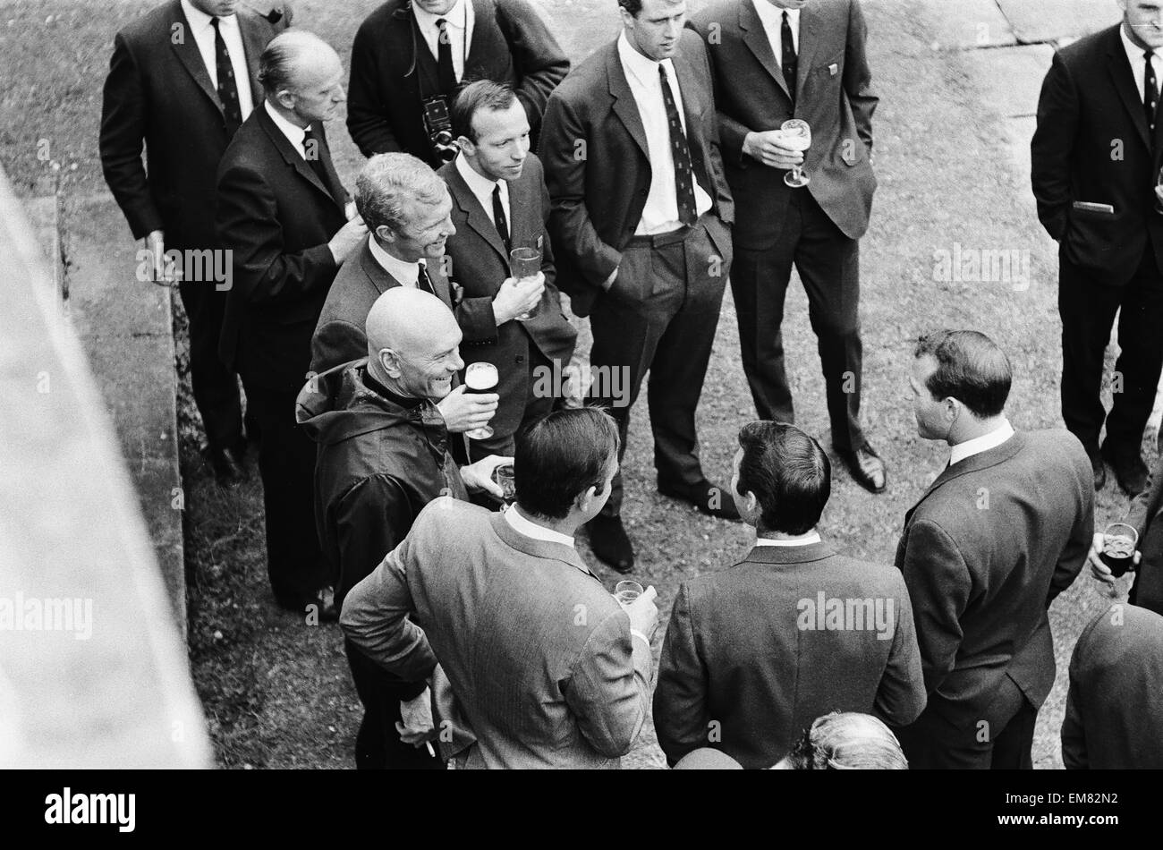 I membri dell'Inghilterra World Team Cup con gli attori Sean Connery e Yul Brynner durante la loro visita ai Pinewood Studios di trascorrere del tempo sul set del nuovo film di James Bond si vive solo due volte . 12 luglio 1966. Foto Stock