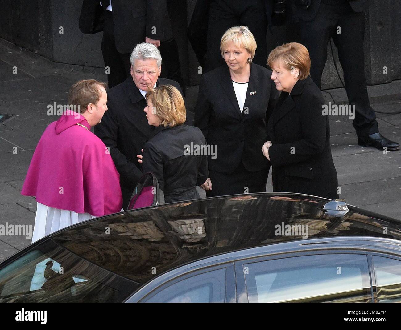 Colonia, Germania. Xvii Apr, 2015. Il decano della cattedrale, Robert Kleine (L-R), Presidente Joachim Gauck, il suo compagno di vita, Daniela Schadt, Premier della Renania settentrionale Vestfalia Hannelore Kraft, e il Cancelliere tedesco Angela Merkel di fronte alla Cattedrale di Colonia prima il memoriale di servizio per le vittime del crash Germanwings a Colonia, Germania, 17 aprile 2015. 150 persone sono state uccise in crash aereo nelle Alpi francesi il 24 marzo 2015. Foto: HENNING KAISER/dpa/Alamy Live News Foto Stock