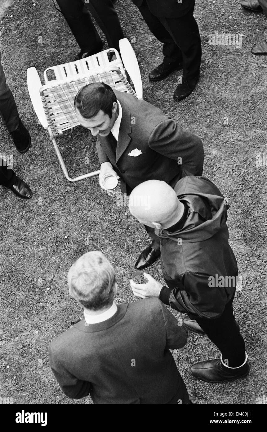 In Inghilterra i calciatori Jimmy Greaves (top) e Bobby Moore (fondo) parlare di attore Yul Brynner in Inghilterra la Coppa del Mondo del team visita ai Pinewood Studios di trascorrere del tempo sul set del nuovo film di James Bond si vive solo due volte . 12 luglio 1966. Foto Stock