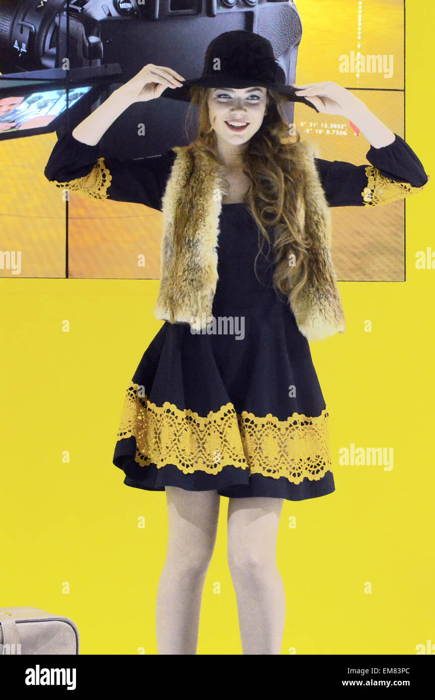 Foto Expo-2015. Mosca ragazza modello in posa costumi stravaganti fox Alice con una valigia e un cappello Foto Stock