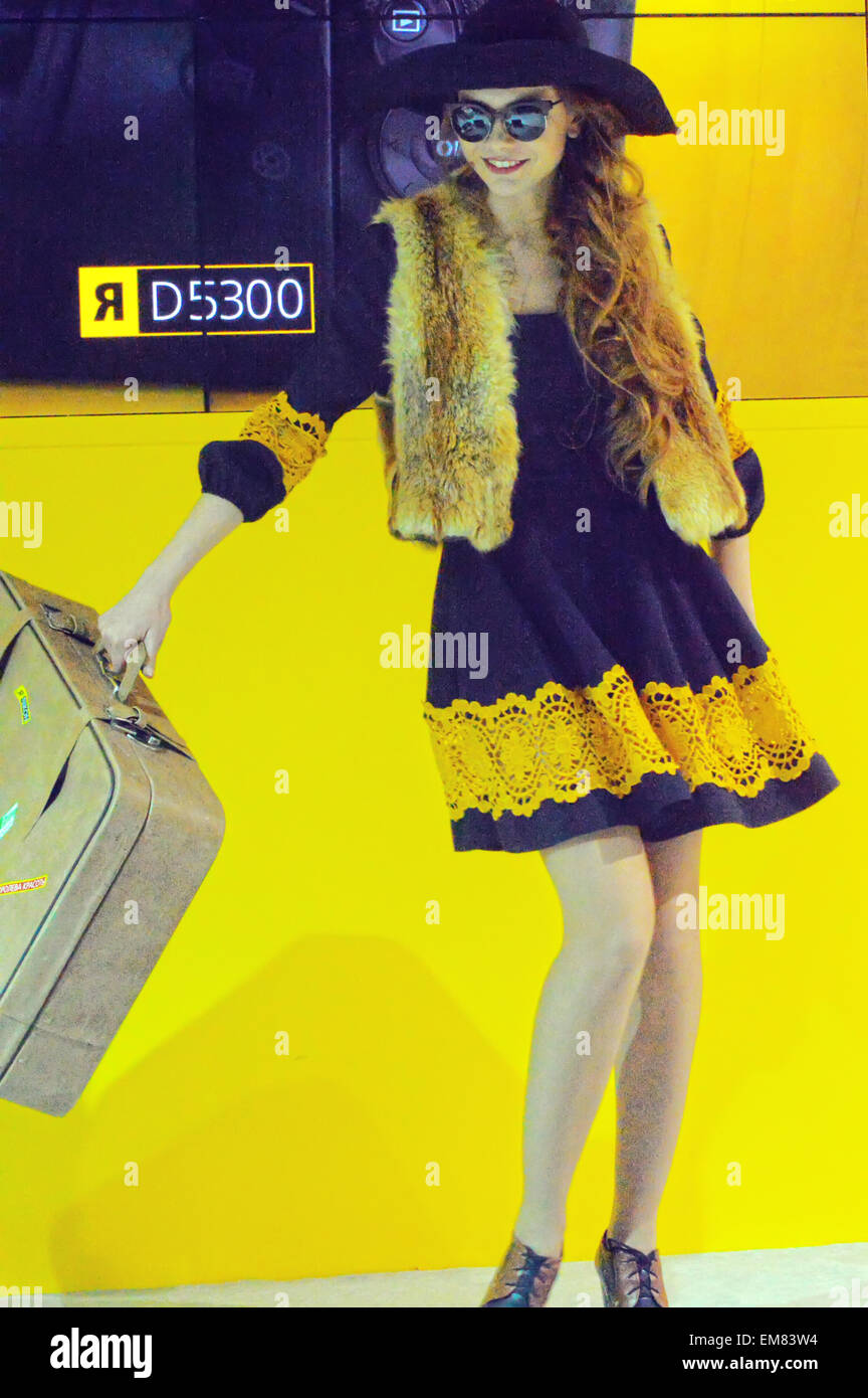 Foto Expo-2015. Mosca ragazza modello in posa costumi stravaganti fox Alice con una valigia e un cappello Foto Stock