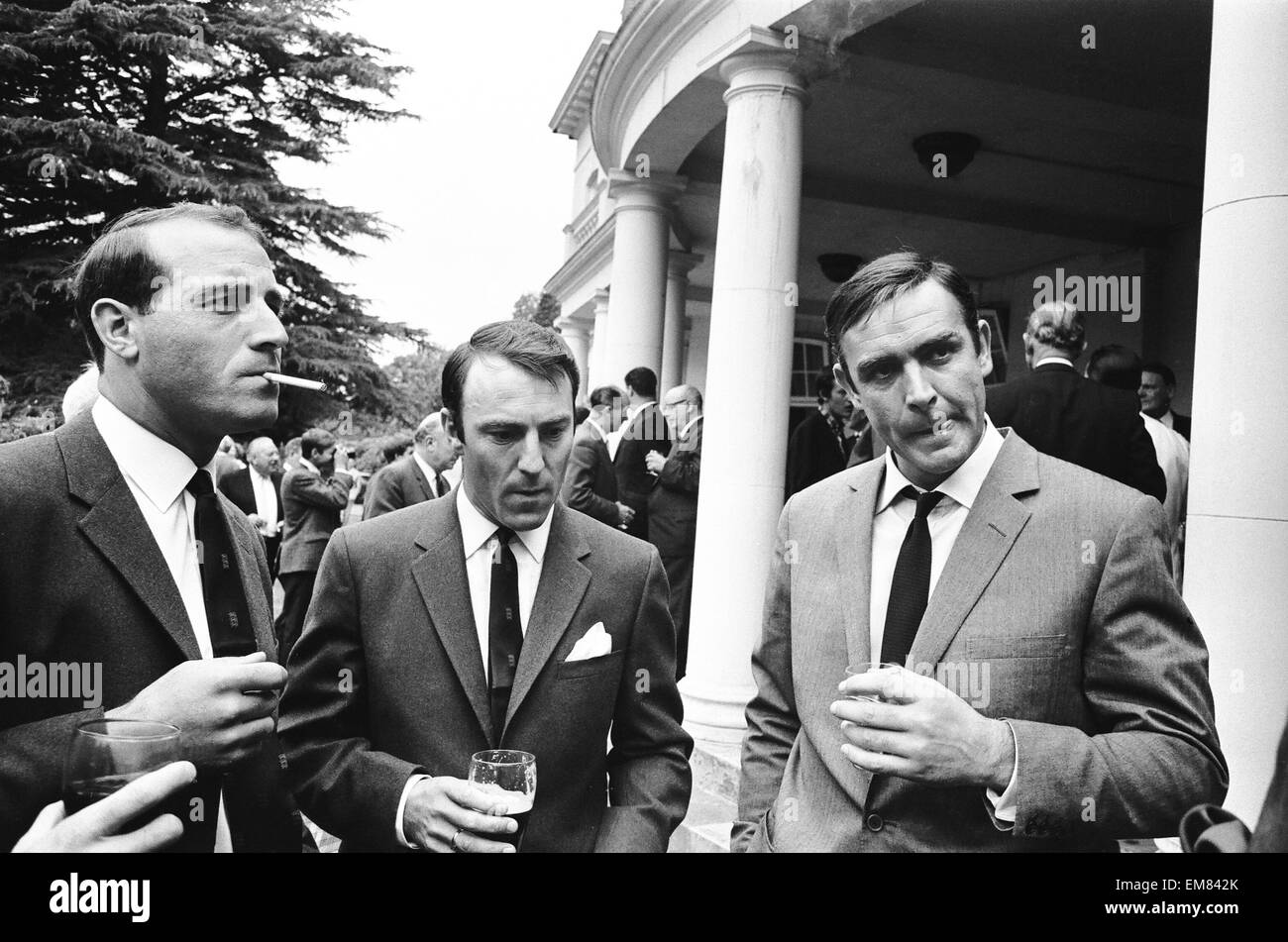 Il 1966 Inghilterra World Team Cup visita Pinewood Studios e trascorrere del tempo sul set del nuovo film di James Bond si vive solo due volte . Jimmy Greaves colloqui con Sean Connery. 12 luglio 1966. Foto Stock