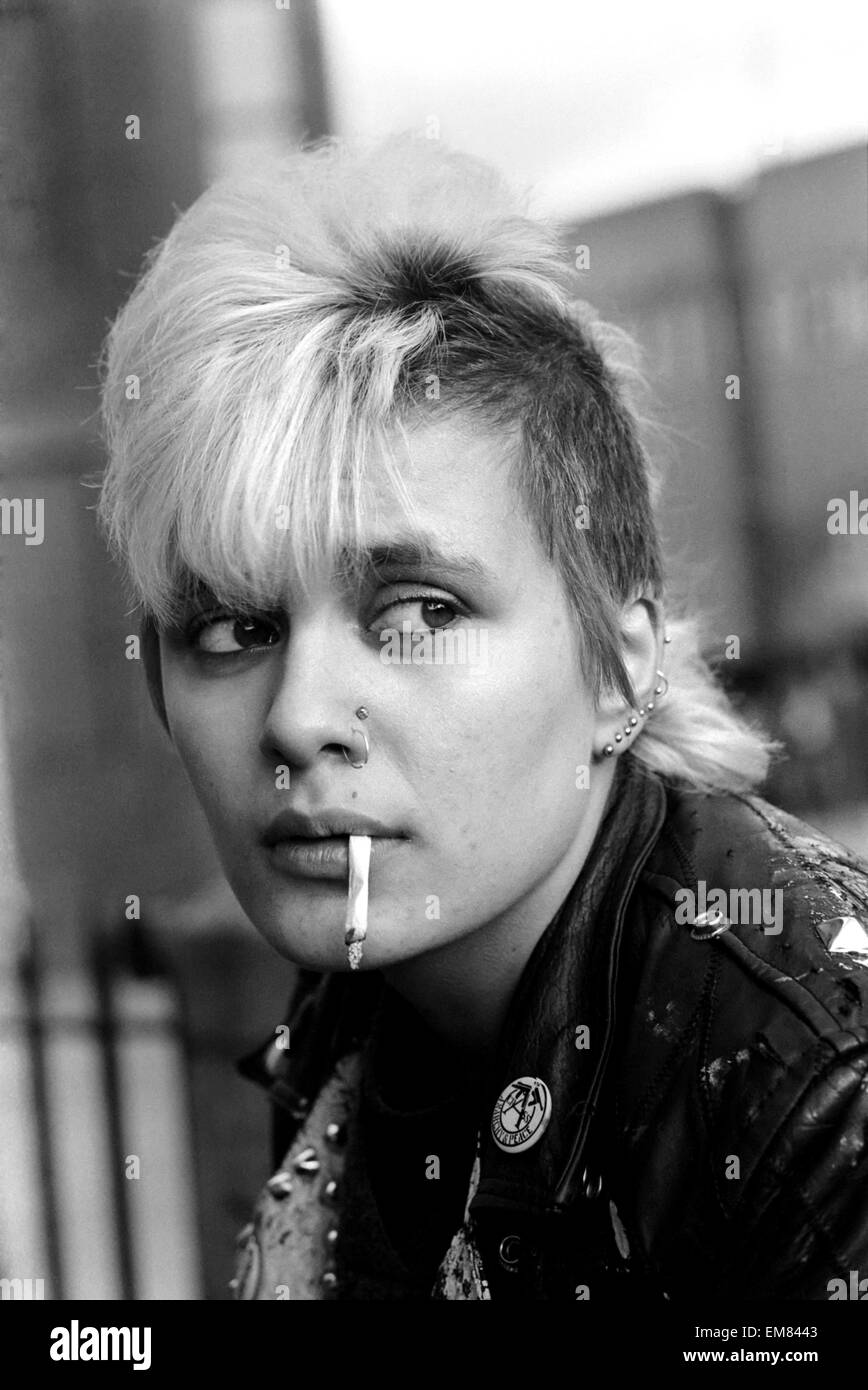 Carriere: Tipi: La cultura giovanile: gioventù parlando funzione. Ragazza punk "Wshocking", 16, in Oxford. Marzo 1983 83-1677-006 Foto Stock