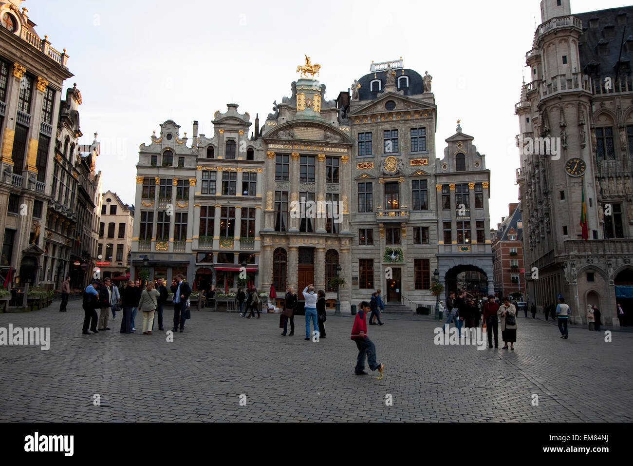 Le case delle corporazioni con la statua di Carlo di Lorena a cavallo in cima L'arbre d'Or sulla Grand Place di Bruxelles, in Belgio Foto Stock