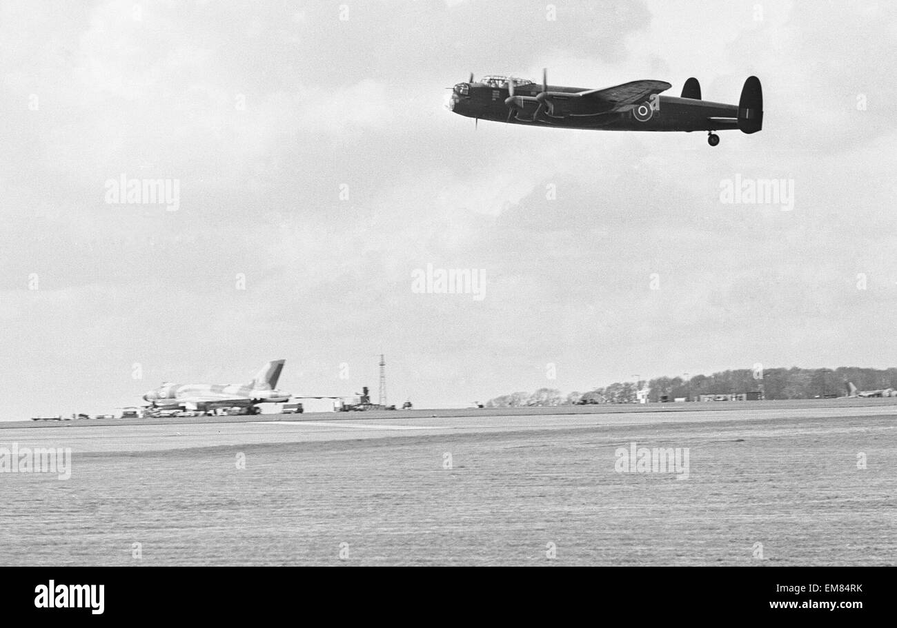 Vecchio e nuovo, un Avro Lancaster su vola un Avro Vulcan V bomber mentre sta prendendo parte al volare oltre a RAF Scampton, Lincoln. Sono stati vi è stata una cerimonia per l'arresto del Comando Bombardieri. Il 29 aprile 1968 Foto Stock