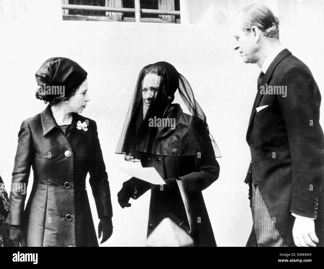 La regina si vede qui con la Duchessa di Windsor e il Duca di Edimburgo al Castello di Windsor per il funerale di Edward VIII il Duca di Windsor. 5 Giugno 1972 Foto Stock