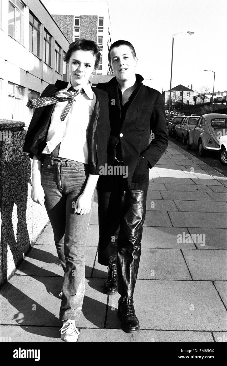 Due membri del punk rock group The Stranglers che appaiono alla Corte di Brighton. l-r Jet Black e Jean Jaques Burnel. Il 21 settembre 1977. Foto Stock