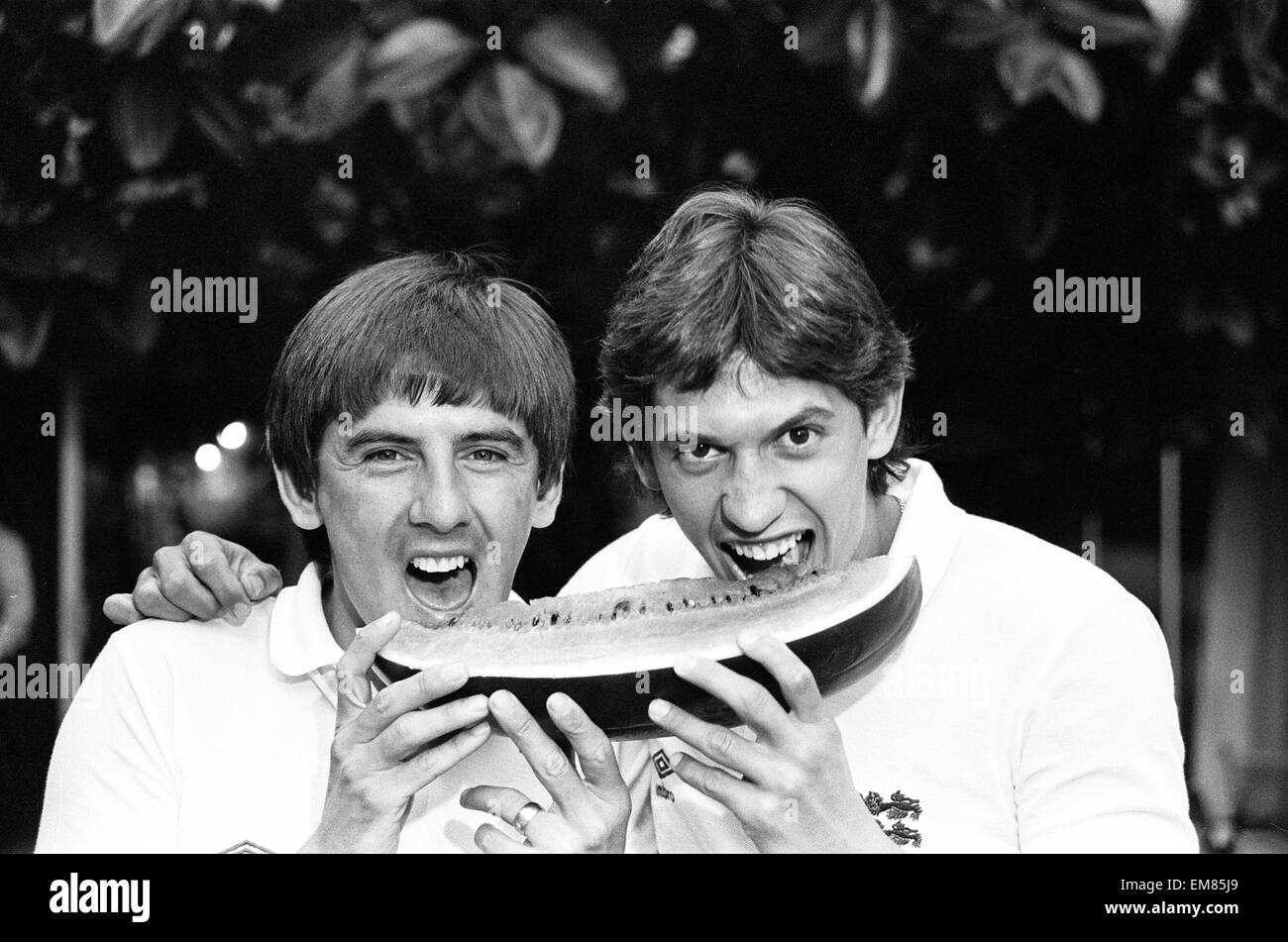 In Inghilterra i calciatori Gary Lineker (destra) e Peter Beardsley condividono una fetta di cocomero presso il team di base in Messico durante il 1986 World Cup torneo. Giugno 1986. Foto Stock
