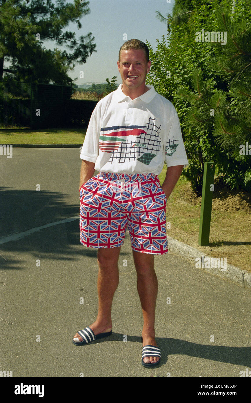 Calciatore inglese Paul Gascoigne visto qui indossa Unione patriottica Jack shorts e t-shirt bianco all'Inghilterra squadre hotel di Bologna, Italia durante la Coppa del Mondo di Calcio 1990. Il 27 giugno 1990 Foto Stock