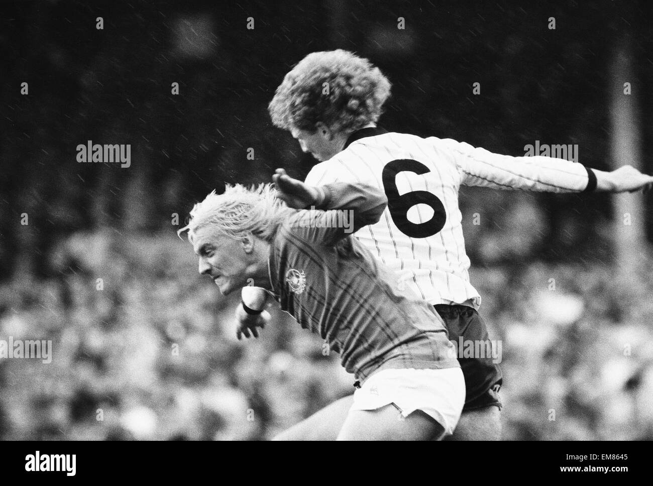 Campionato inglese DivisionTwo corrispondono a Fratton Park. Portsmouth 1 v Manchester City 2. Portsmouth's Alan Biley salta in alto per una palla alta con una città defender, 10 settembre 1983. Foto Stock