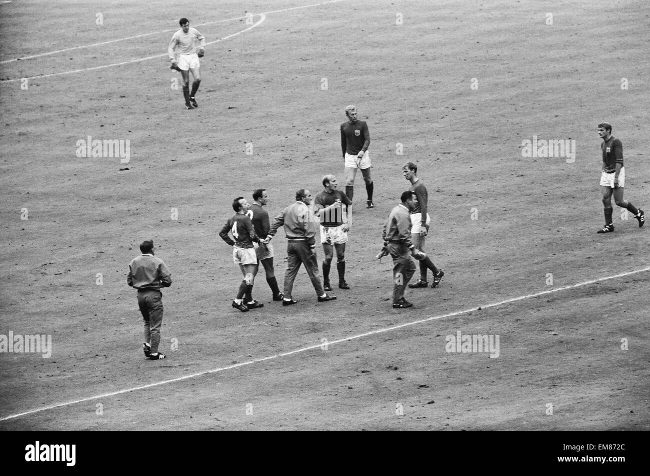 1966 Finale di coppa del mondo a Wembley Stadium. Inghilterra 4 v Germania Ovest 2, dopo un tempo supplementare. Inghilterra manager Alf Ramsey tenta di sollevare gli spiriti dei suoi giocatori come loro prendono refreshements nella pausa prima del tempo extra. Inghilterra erano secondi dalla vittoria quando la Germania Ovest mosse attraverso Wolfgang Weber alla forza del tempo extra. Il 30 luglio 1966. Foto Stock