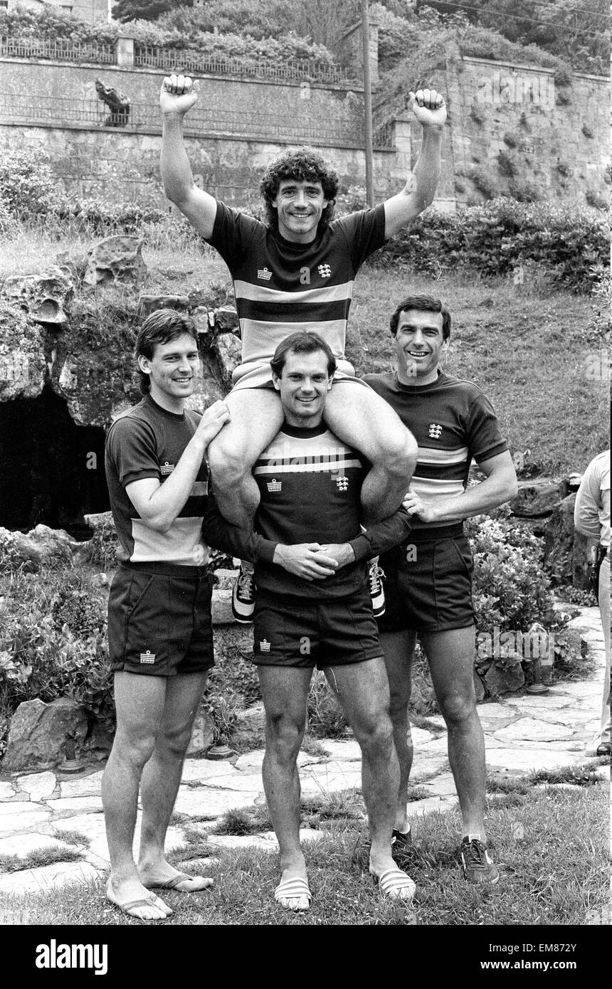 In Inghilterra i calciatori presso il team hotel durante il 1982 Coppa del Mondo di calcio in Spagna. Kevin Keegan si trova sulla cima di Ray Wilkins spalle affiancato da Bryan Robson (sinistra) e Trevor Brooking. Giugno 1982. Foto Stock