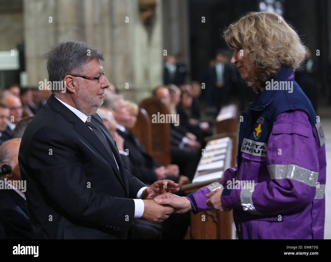 Colonia, Germania. Xvii Apr, 2015. Il Ministro francese di stato Alain Vidalies (L) e un'emergenza pastorale lavoratore agitare le mani al memoriale di servizio per le vittime del crash Germanwings nella cattedrale di Colonia a Colonia, Germania, 17 aprile 2015. 150 persone sono state uccise in crash aereo nelle Alpi francesi il 24 marzo 2015. Foto: OLIVER BERG/dpa/Alamy Live News Foto Stock