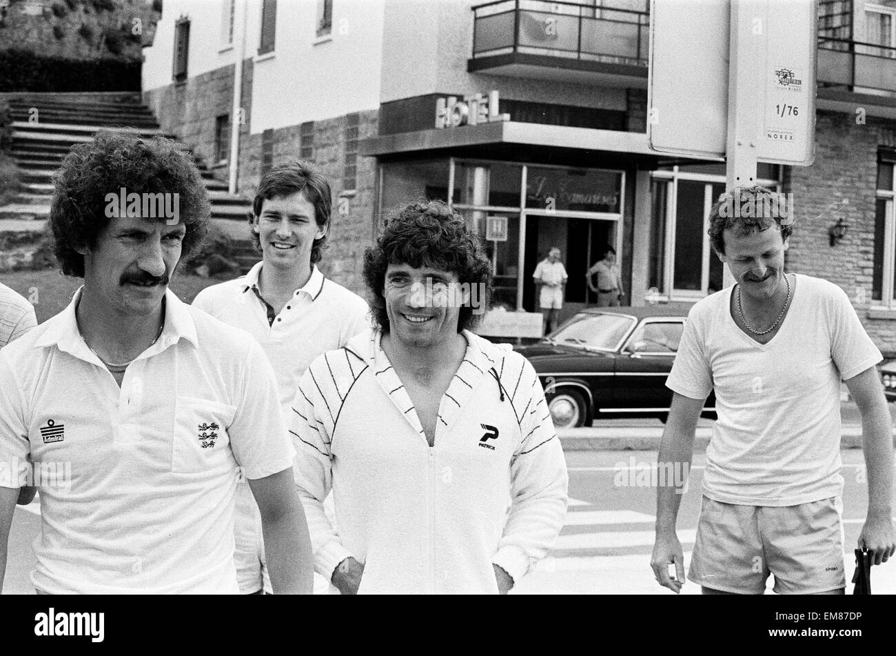 In Inghilterra i calciatori in una rilassata atmosfera presso il team hotel durante il 1982 Coppa del Mondo di calcio in Spagna. Da sinistra a destra: Terry McDermott, Bryan Robson, Kevin Keegan e Mick Mills. Il 18 giugno 1982. Foto Stock